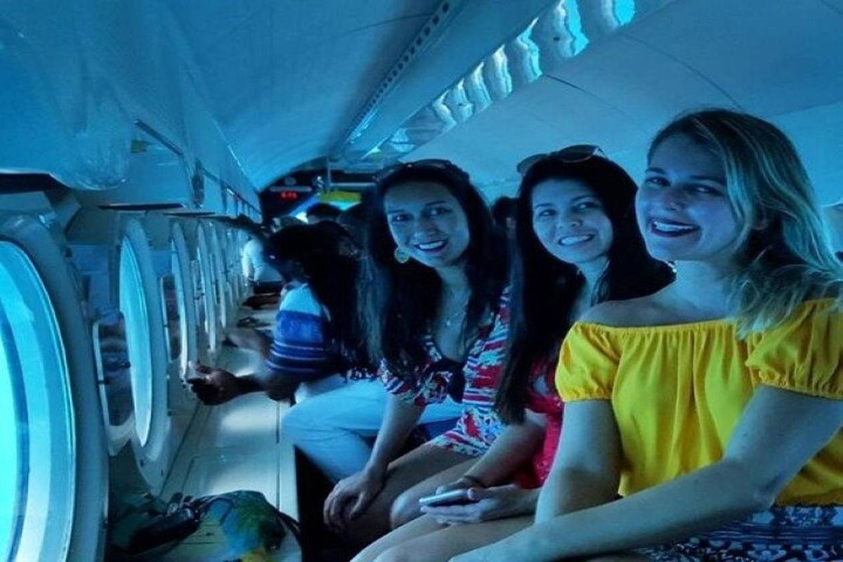 un grupo de chicas sentadas en un tren
