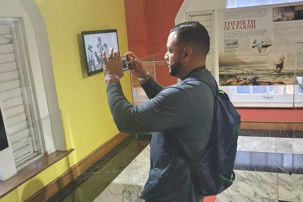 um homem tirando uma foto com seu celular