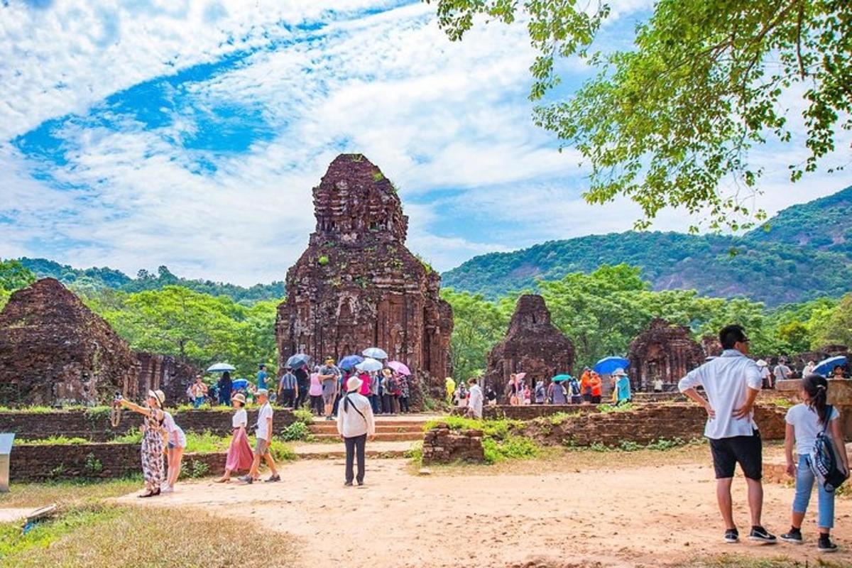 一群人站在寺庙前