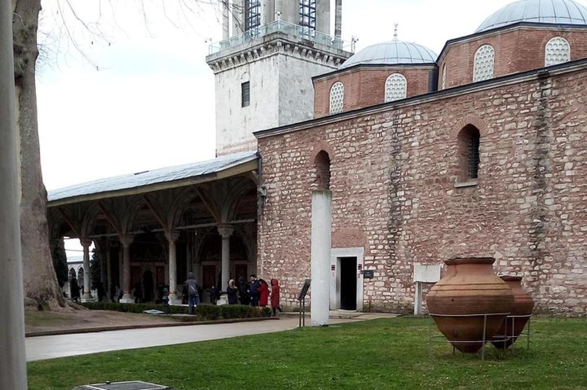 veľká tehlová budova s vázou pred ňou