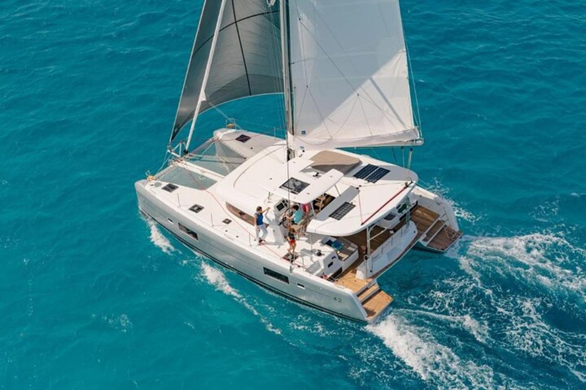 una vista dall'alto di una barca a vela in acqua