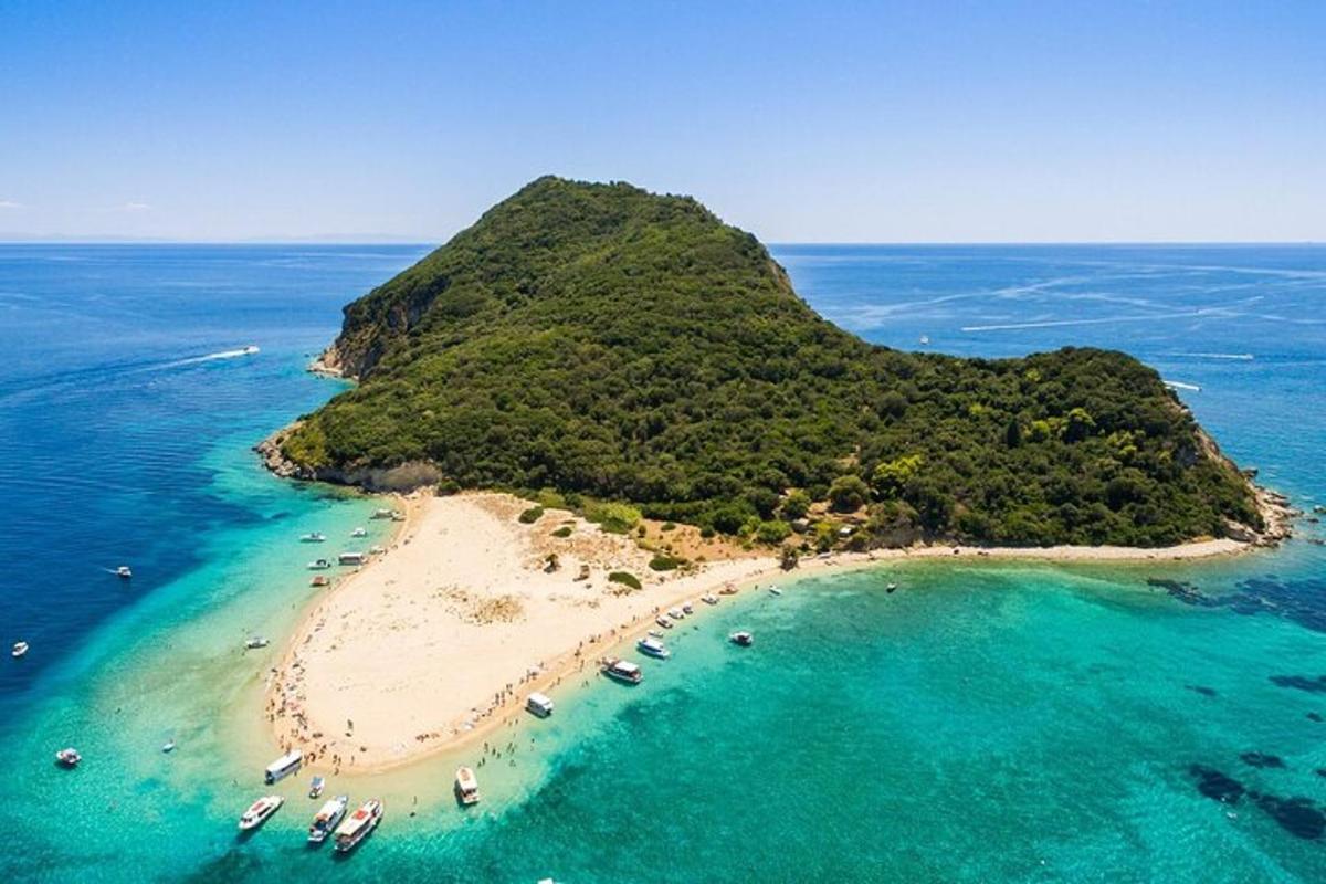 eine Insel mit einem Strand mit Booten im Wasser
