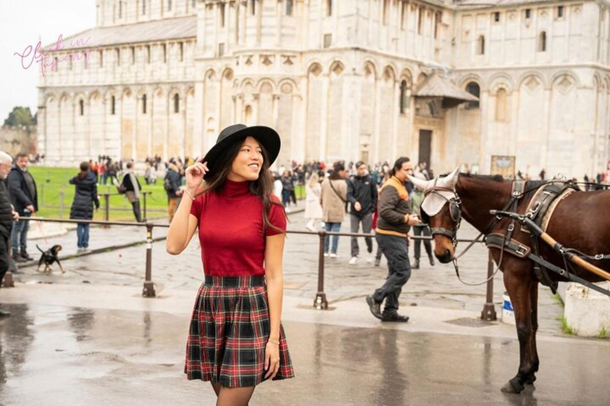Una mujer con sombrero parada frente a un caballo.