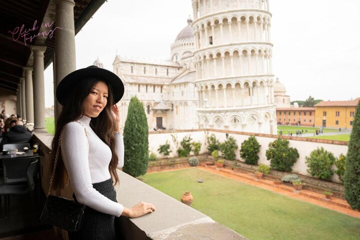 seorang wanita berdiri di hadapan menara condong