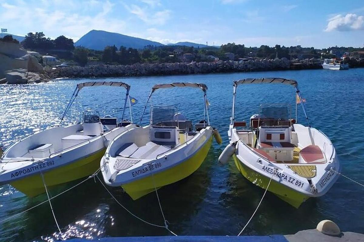 dois barcos estão atracados em um corpo d'água