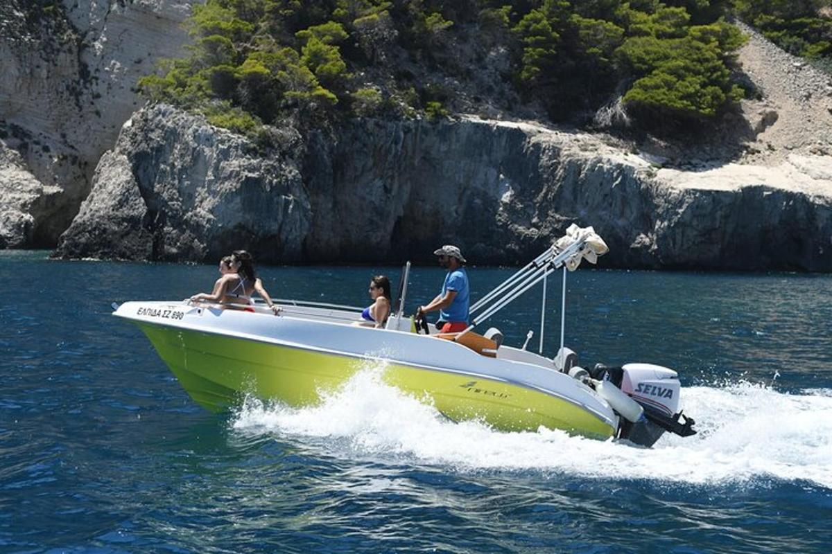 um grupo de pessoas em um barco na água
