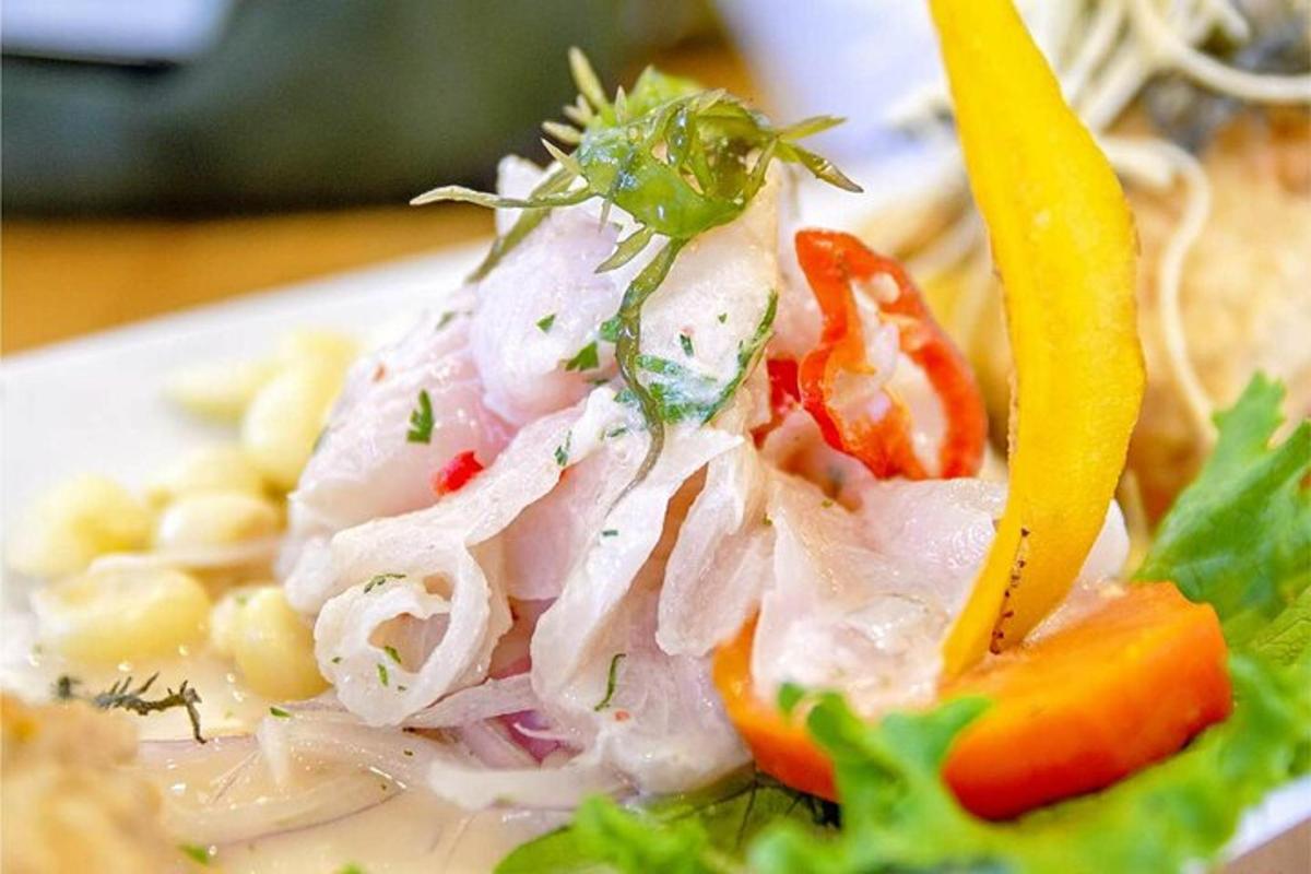 um prato de comida com frango e vegetais