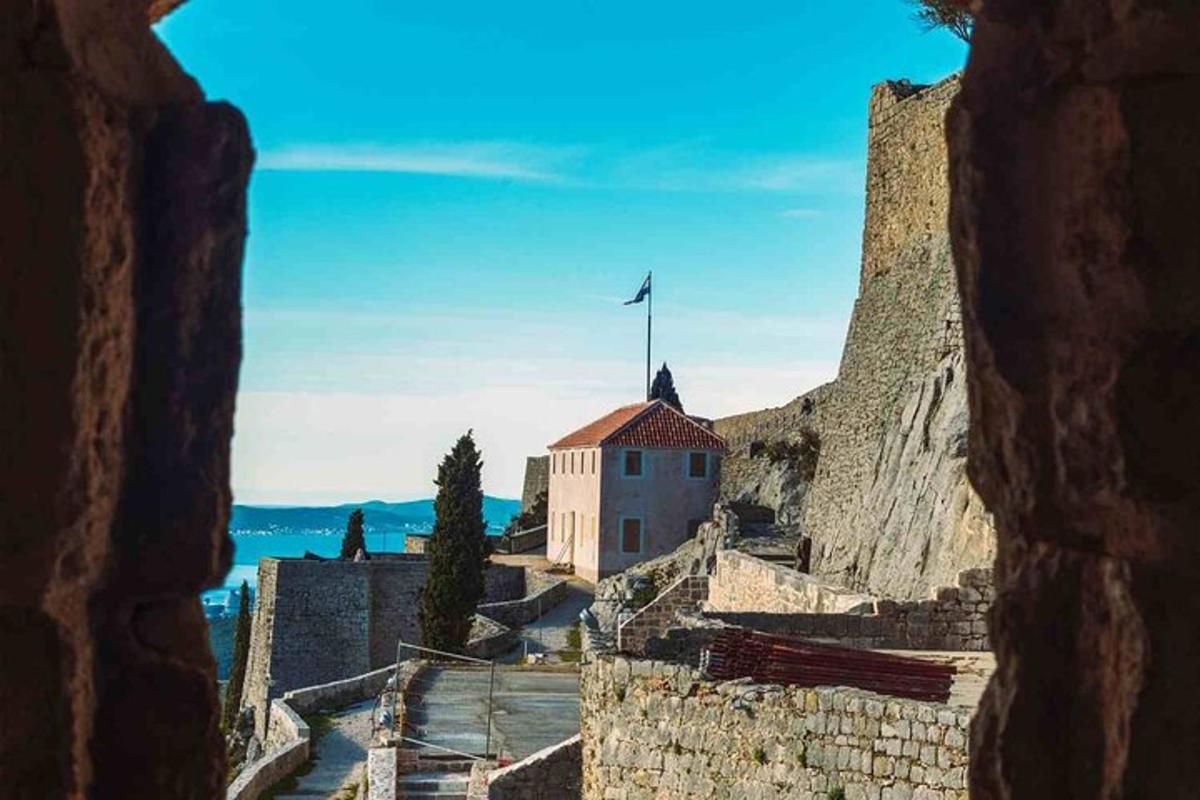 μια θέα ενός κτιρίου με μια σημαία στην κορυφή του