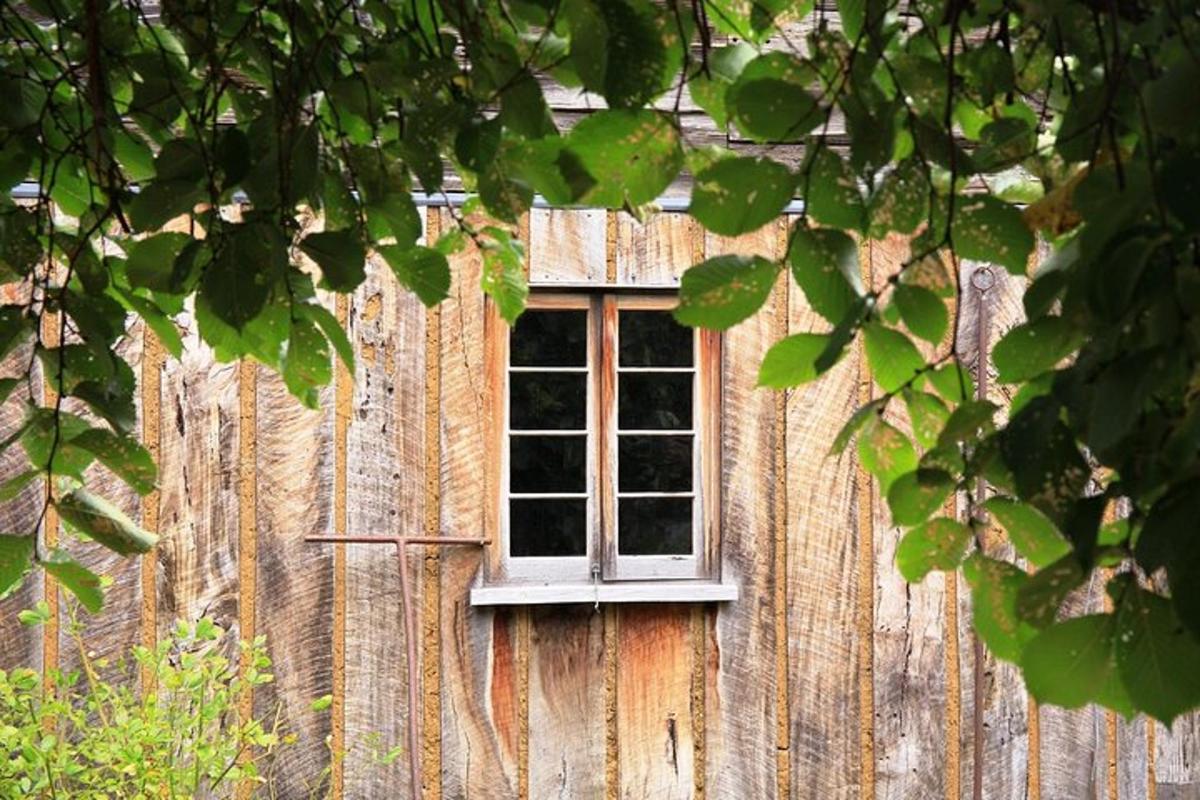 una ventana en el costado de un edificio de madera