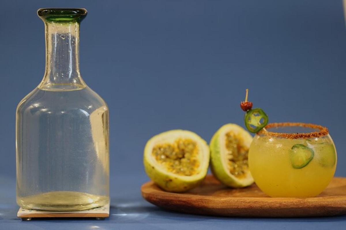 een fles olie naast een bord met gesneden vijgen