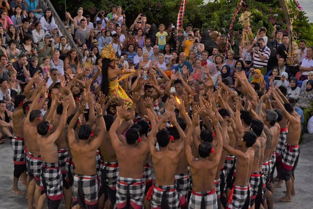 sekelompok pria berdiri di depan kerumunan