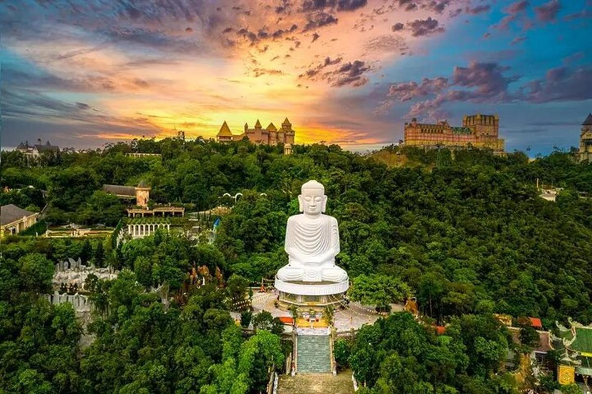 una grande statua di Buddha nel mezzo di una città
