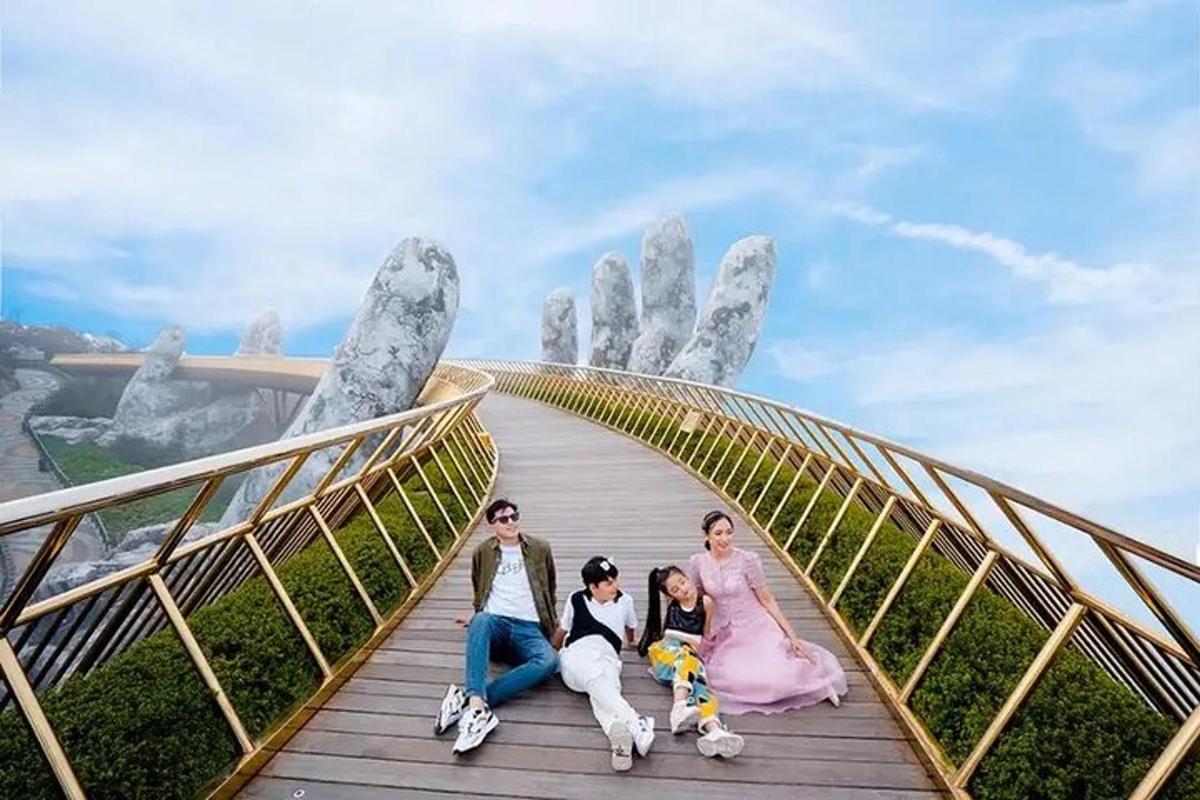 un grupo de personas sentadas en un puente