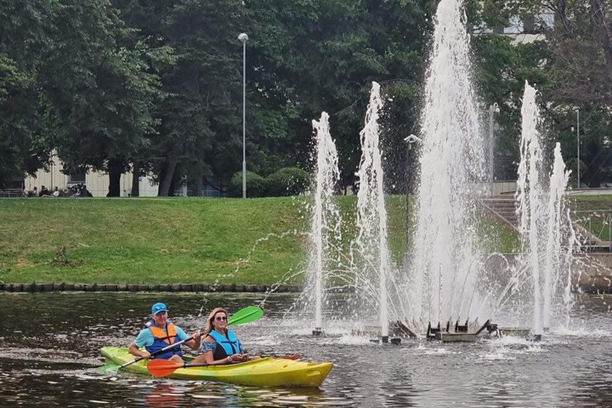 due persone su una zattera davanti a una fontana