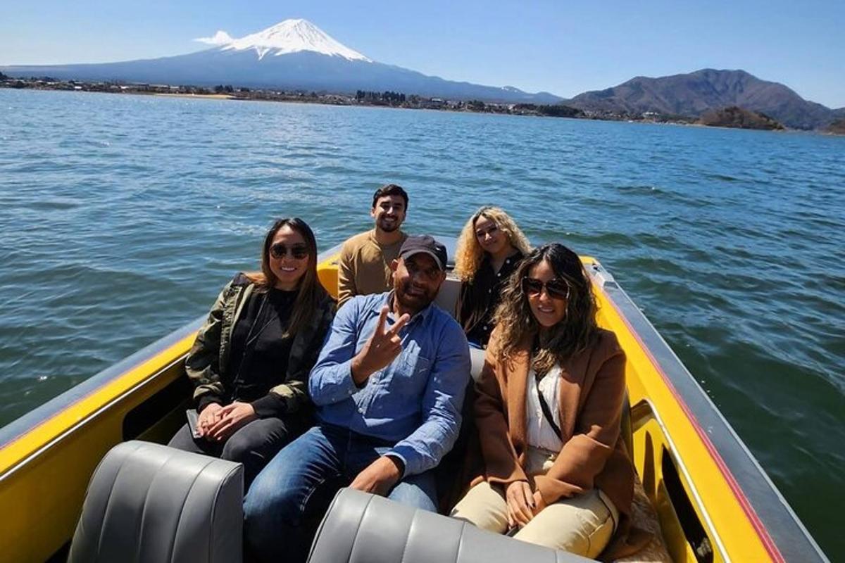 eine Gruppe von Menschen sitzt in einem Boot auf dem Wasser