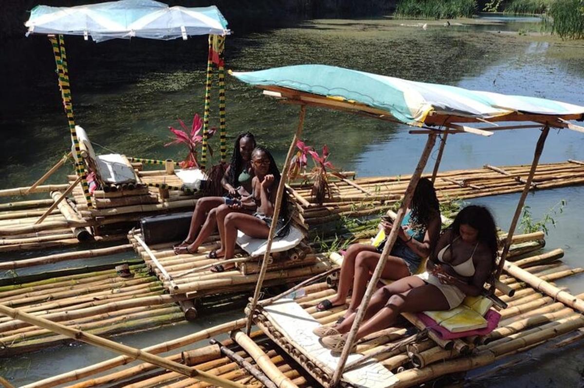 sekumpulan wanita duduk di belakang rakit