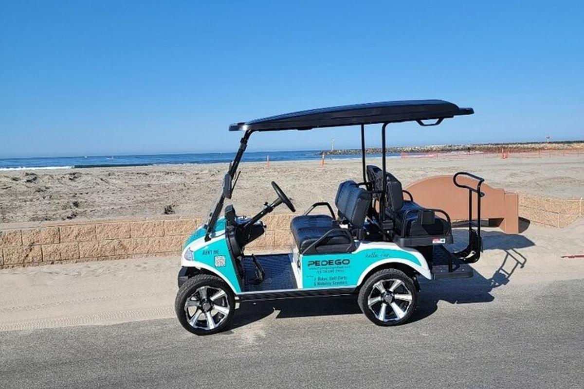 mobil golf diparkir di sebelah pantai