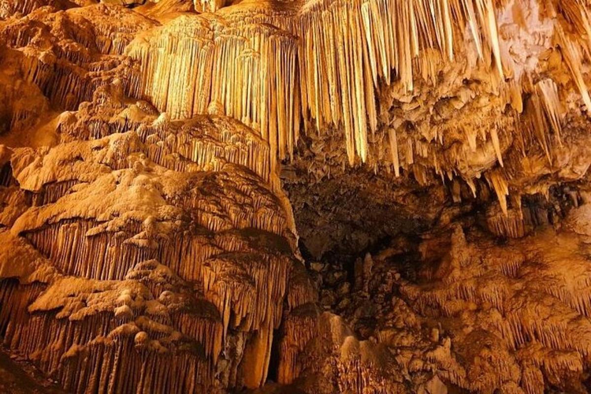 una grotta piena di formazioni rocciose
