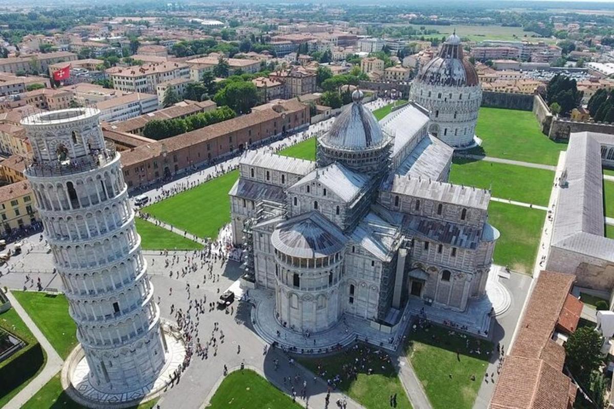 una vista aerea di un grande edificio con due torri