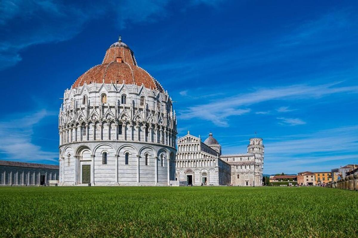 un edificio con una cupola in cima a un campo verde