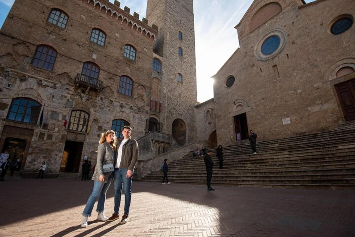 un uomo e una donna in piedi davanti a un edificio