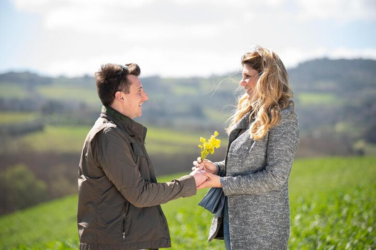 un uomo e una donna che tengono dei fiori in un campo