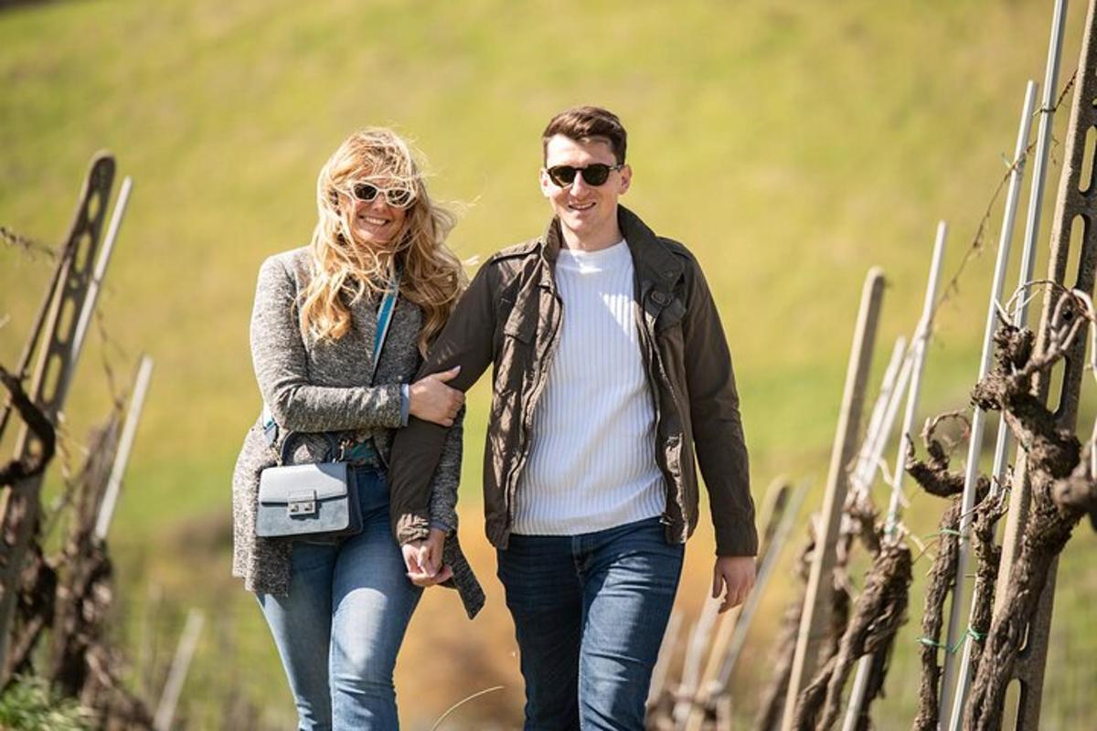 un uomo e una donna che camminano lungo una strada