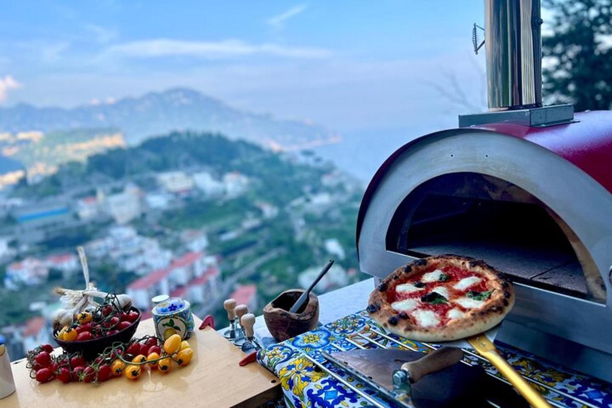 μια πίτσα ψήνεται σε φούρνο πίτσας