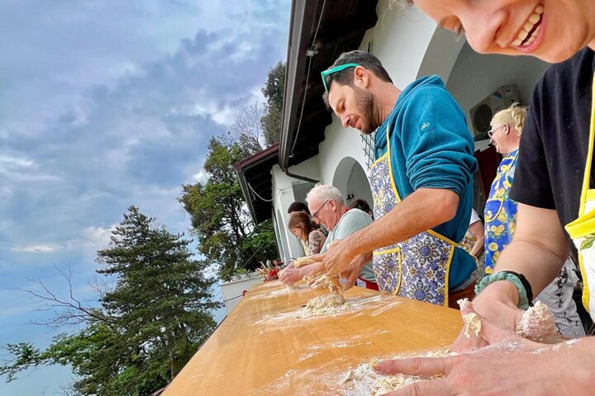 seorang pria sedang menyiapkan makanan di atas meja