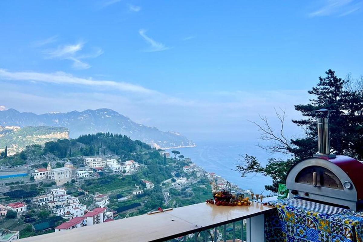 balkon s výhledem na město a oceán