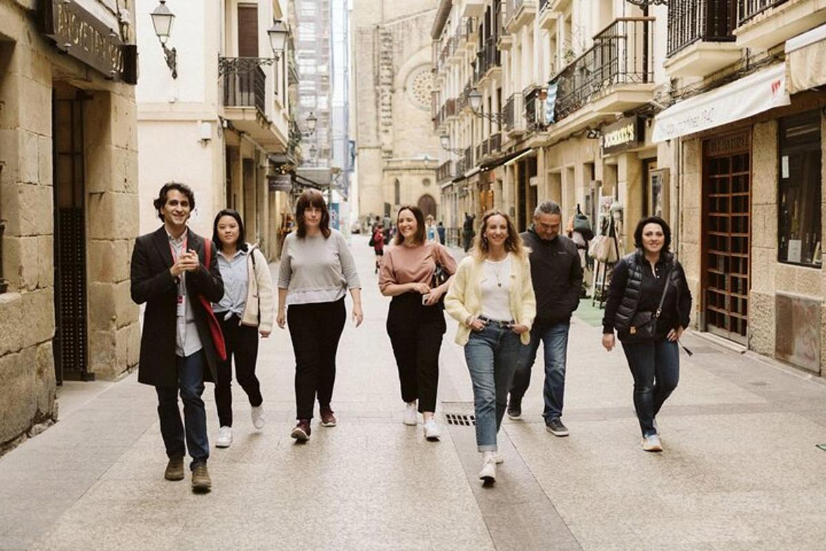 un grupo de personas caminando por una calle