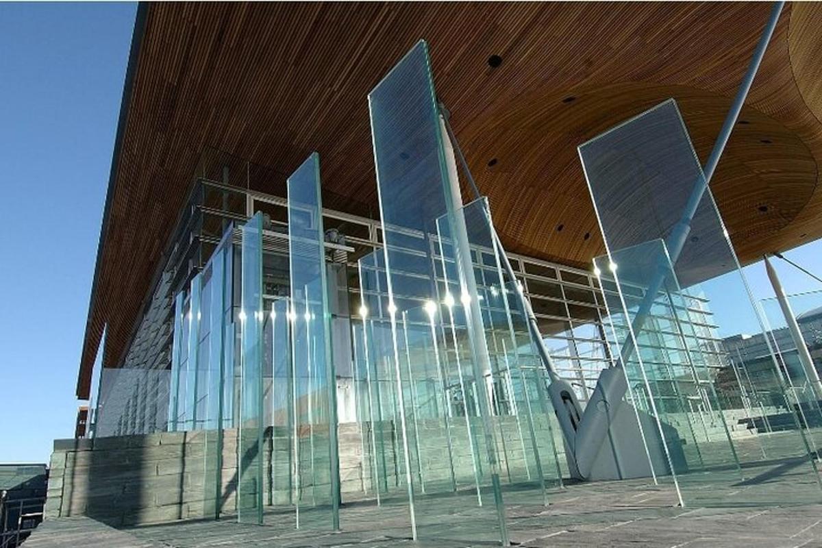 un grande edificio di vetro con un tetto di legno