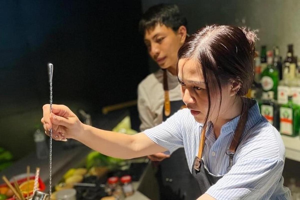 một người phụ nữ trong bếp đang cầm một con dao