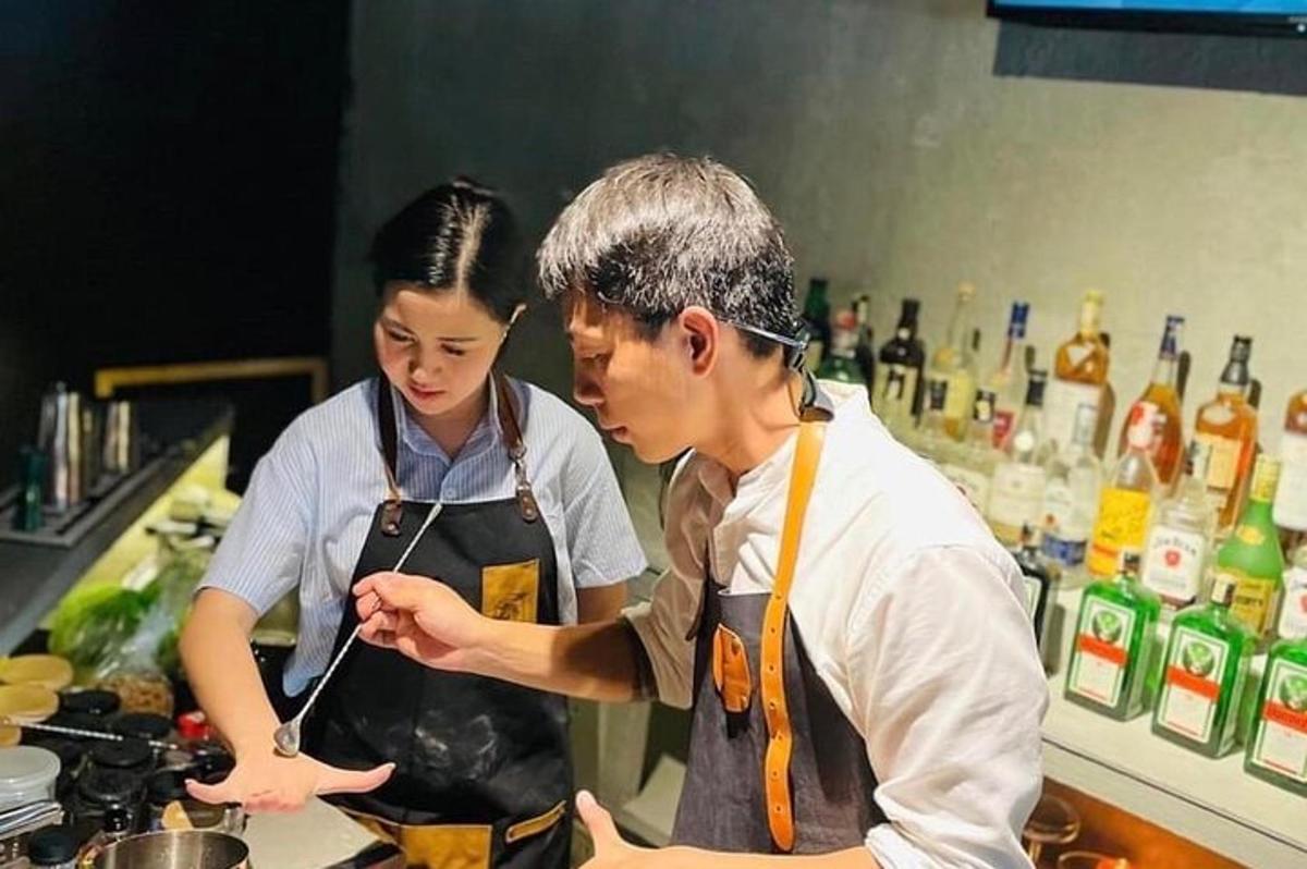 một người đàn ông và một người phụ nữ trong bếp đang chuẩn bị thức ăn