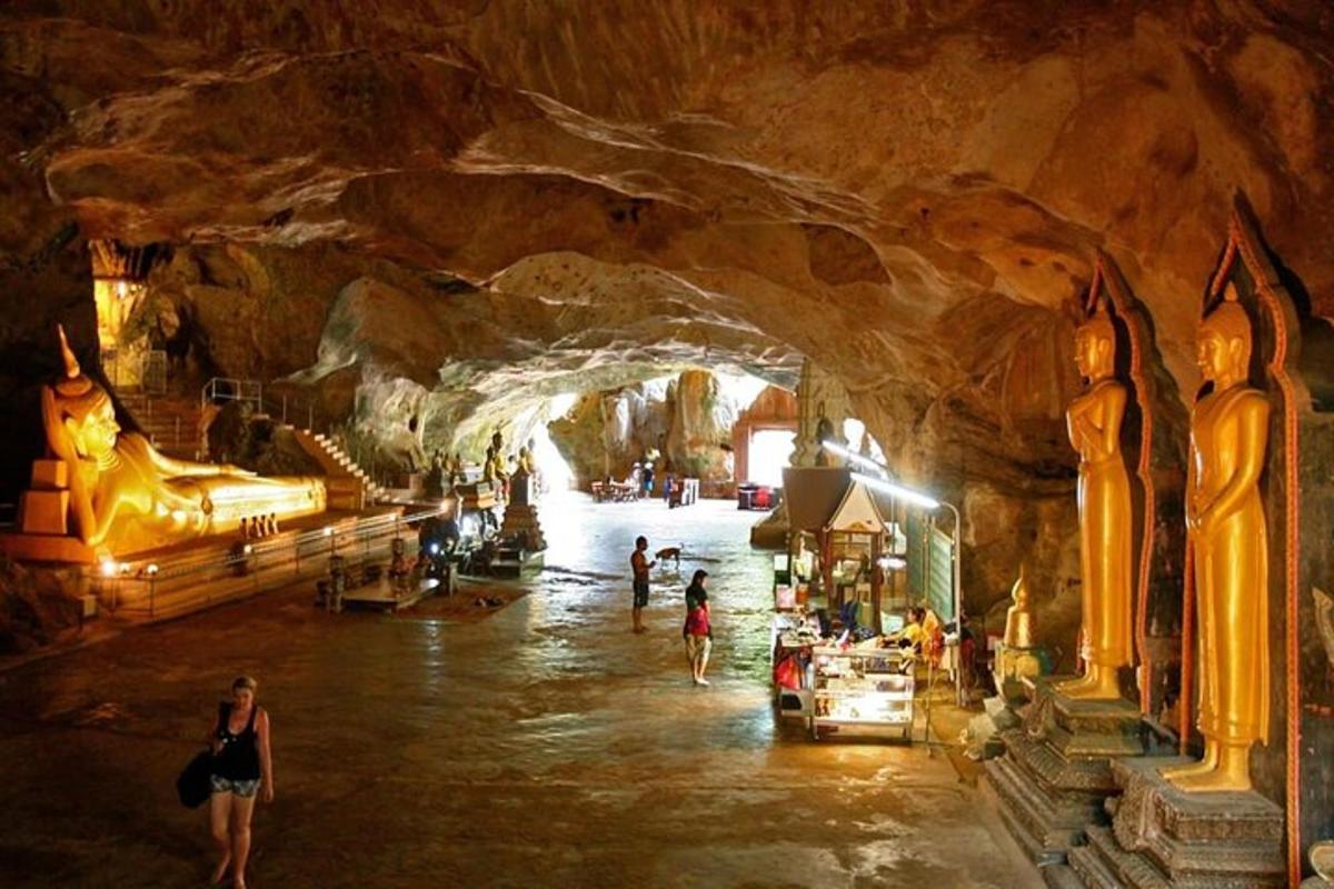 một nhóm người đang đi qua một hang động