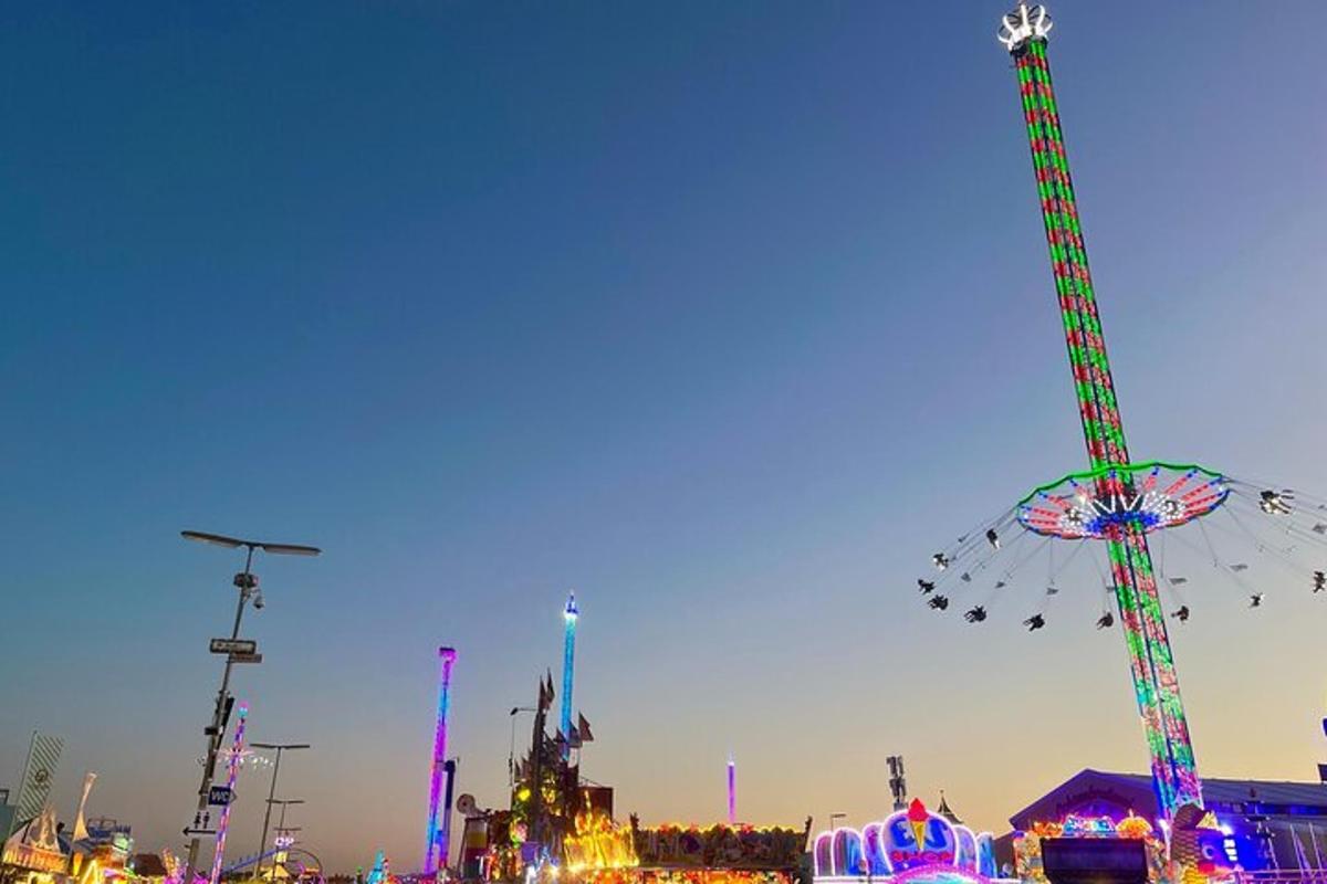 um carnaval com roda gigante e feira