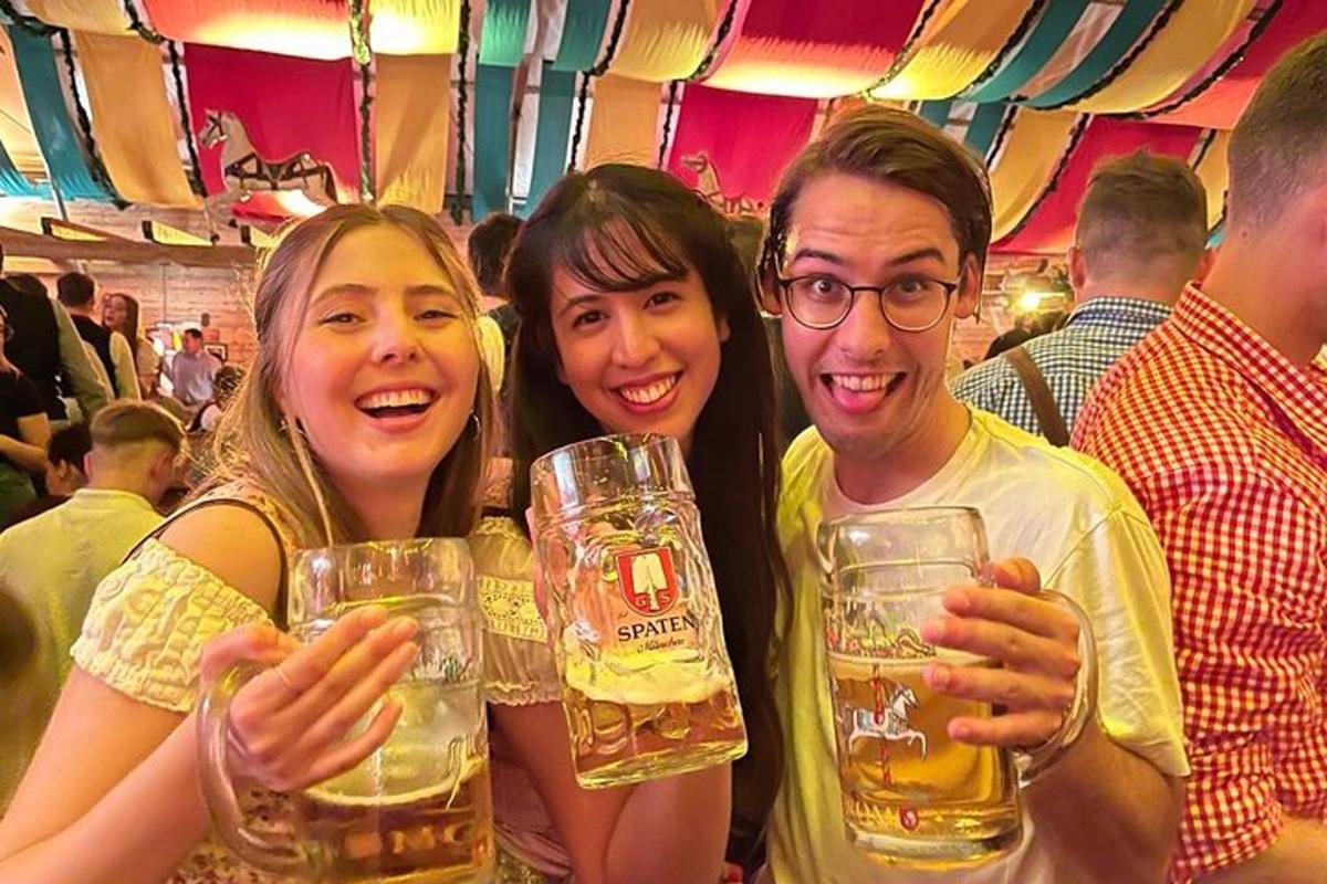 um grupo de três pessoas segurando copos de cerveja
