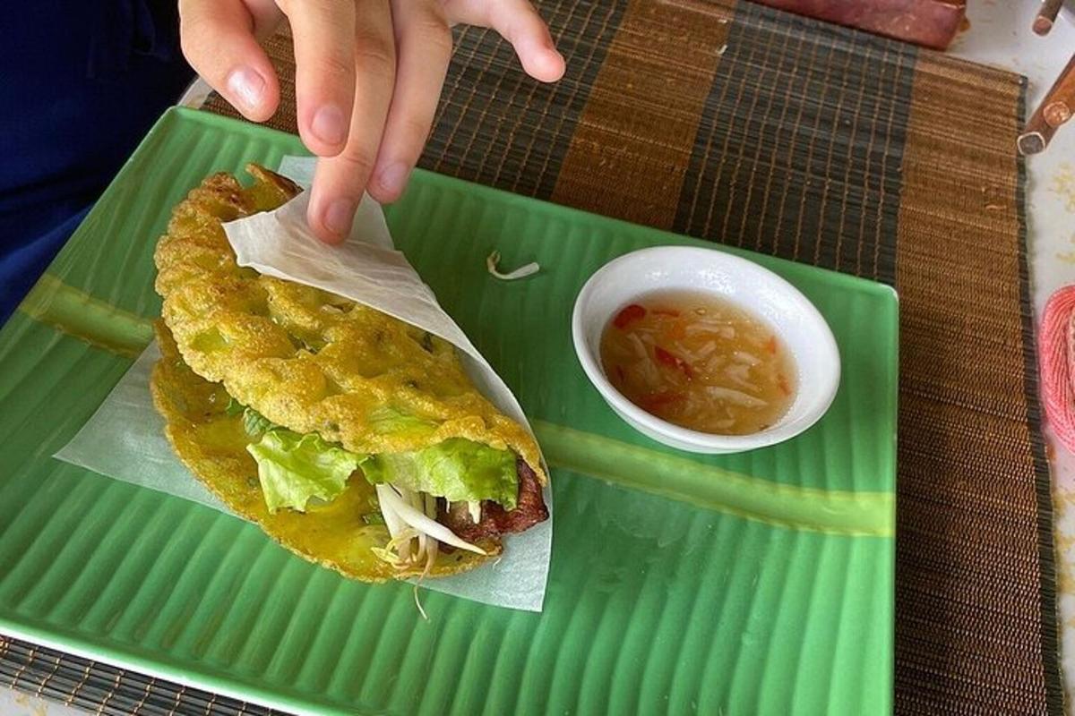 ein grünes Tablett mit einem Sandwich und einer Schüssel Suppe
