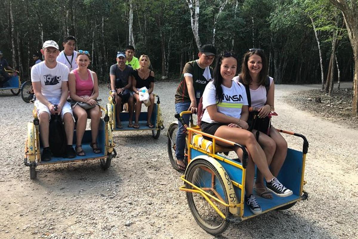 un grup de persones que viatgen en tricicles