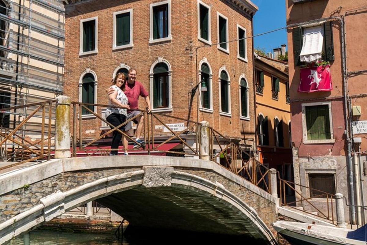 un uomo e una donna in piedi su un ponte sopra un canale