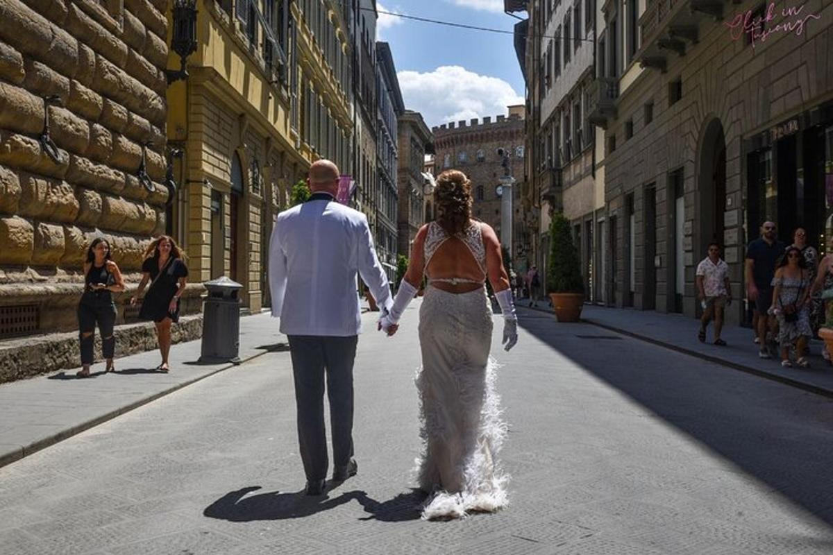 un uomo e una donna che camminano lungo una strada