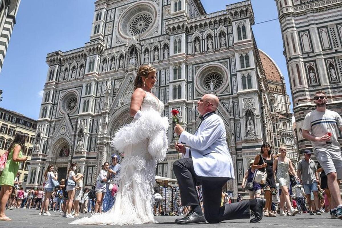 una sposa e uno sposo davanti a una cattedrale