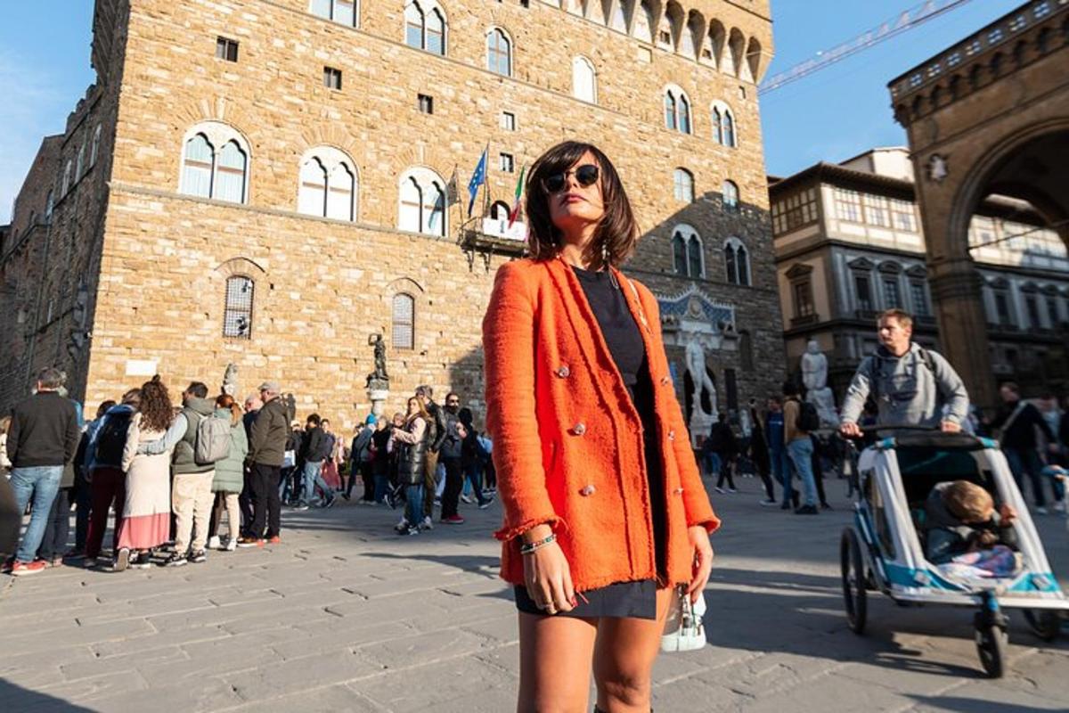 una donna in piedi su una strada di fronte a un edificio