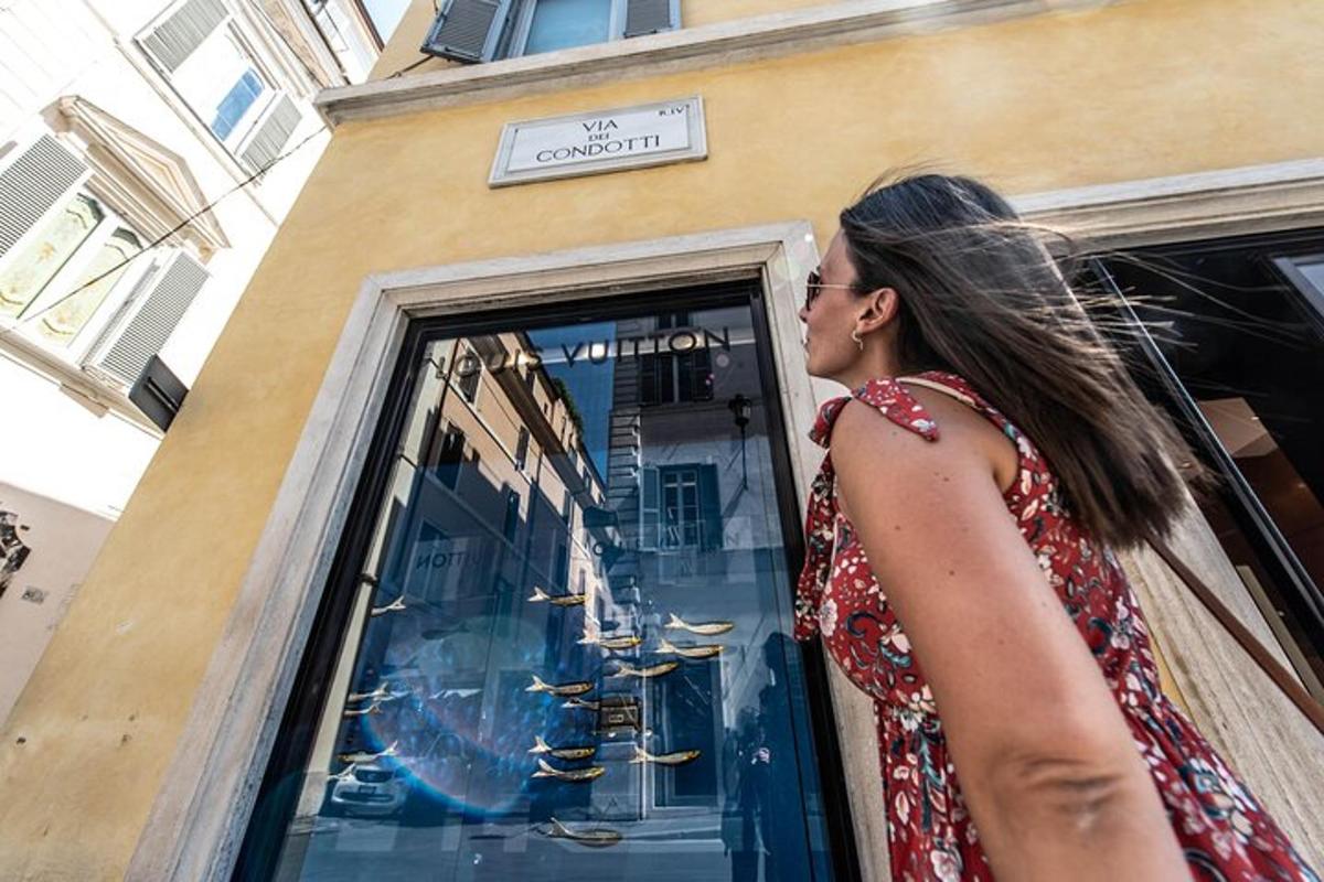 o femeie care se uită la vitrina unui magazin