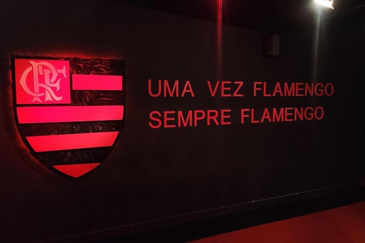 Крупний план знака з написом «unima vlez fluoroenna»
