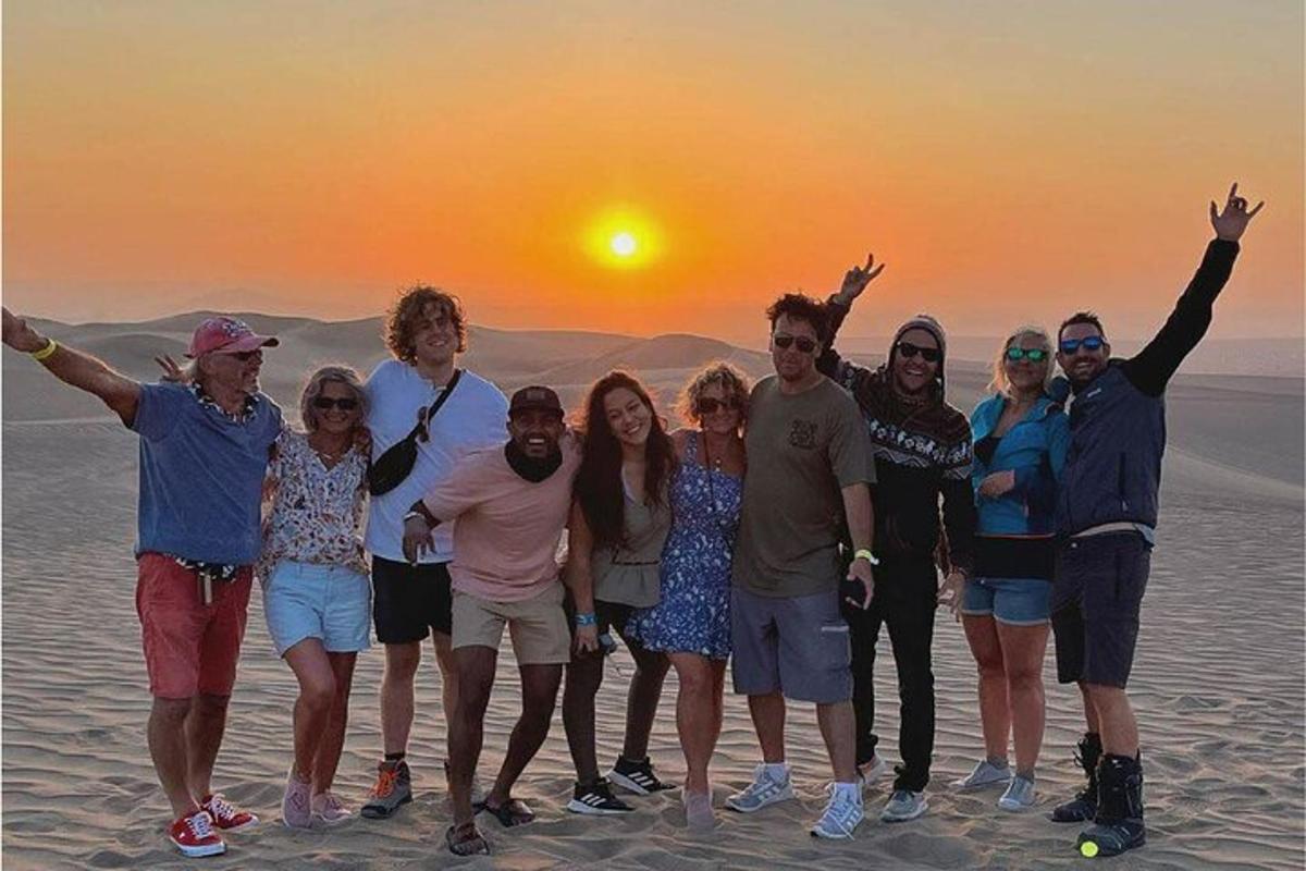eine Gruppe von Menschen posiert für ein Foto am Strand