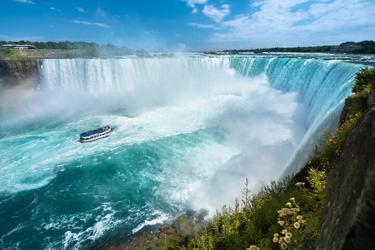 una barca in acqua sull'orlo di una cascata