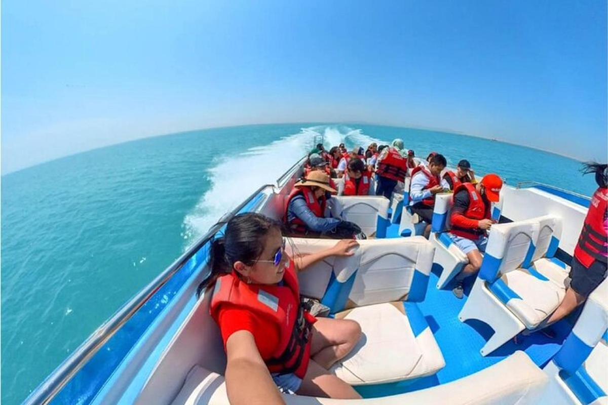 eine Gruppe von Menschen auf einem Boot im Wasser