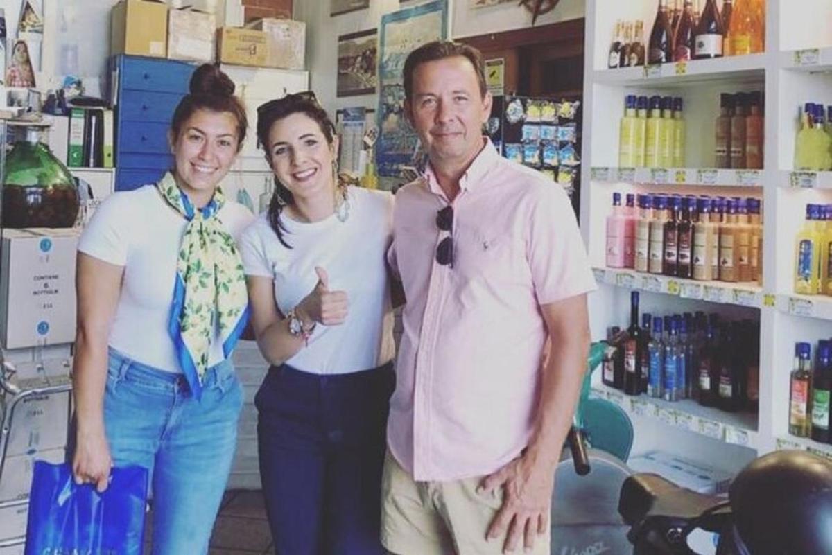 tatlong tao na nagpa-picture sa isang tindahan