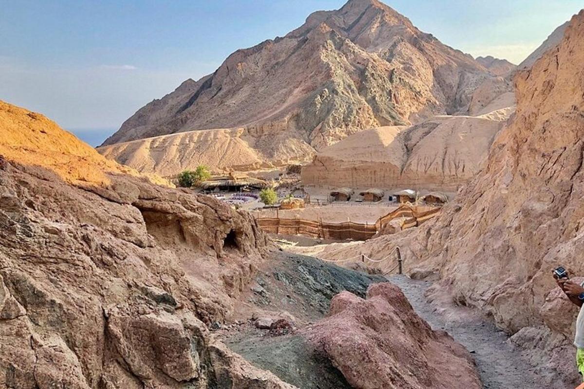 pemandangan ngarai dengan gunung di latar belakang